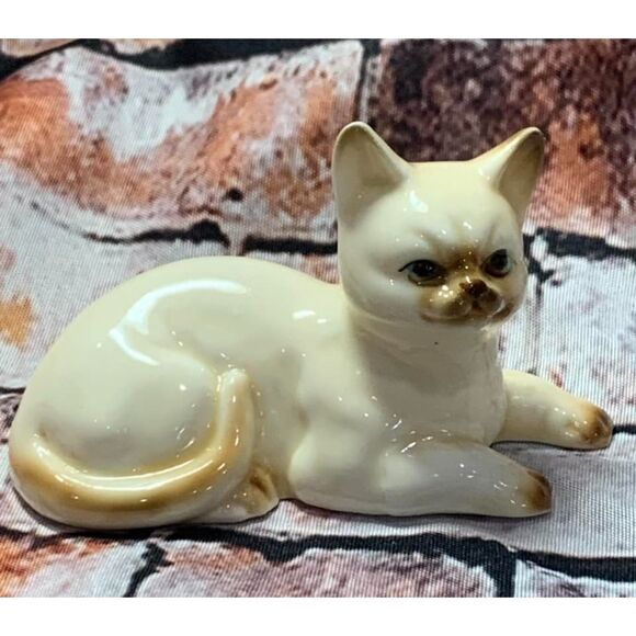Vintage Siamese Cat Ceramic 3" Long  Big Ears Blue Eyes Sassy Face Collectible - Picture 1 of 5
